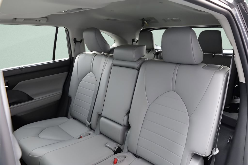 Used 2021 Toyota Highlander XLE image 21