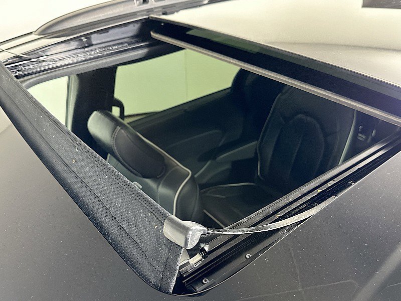 Used 2025 Chrysler Pacifica Limited image 14