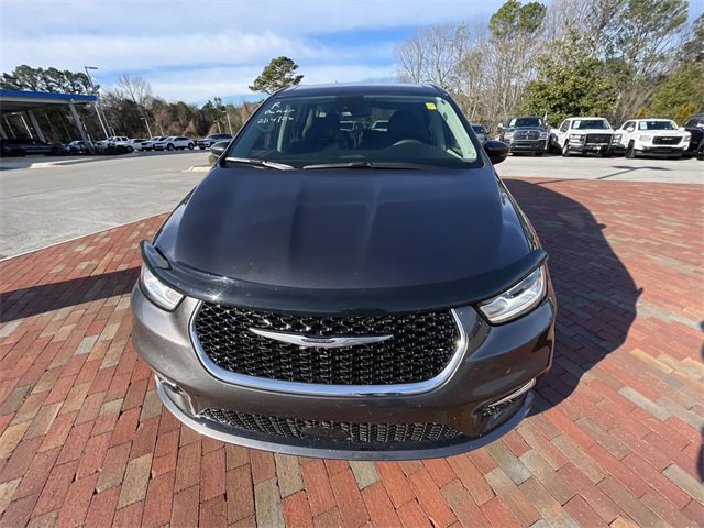 Used 2023 Chrysler Pacifica Touring-L image 2