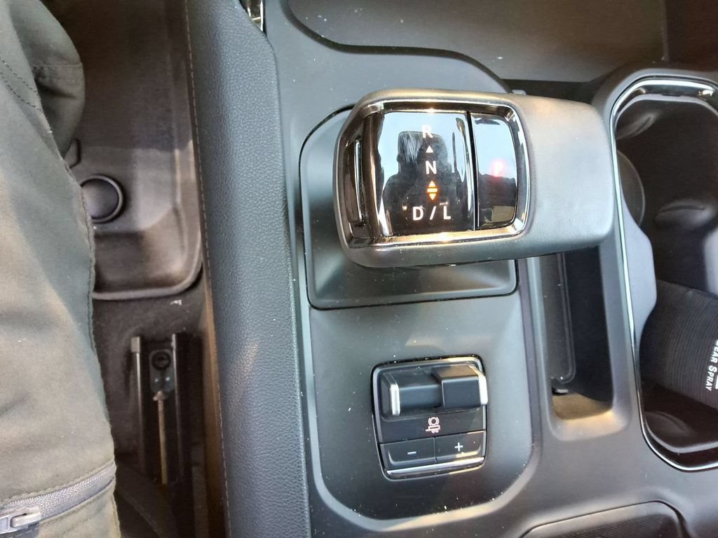 Used 2023 GMC Sierra 1500 AT4 w/ Technology Package AWD/4WD image 15