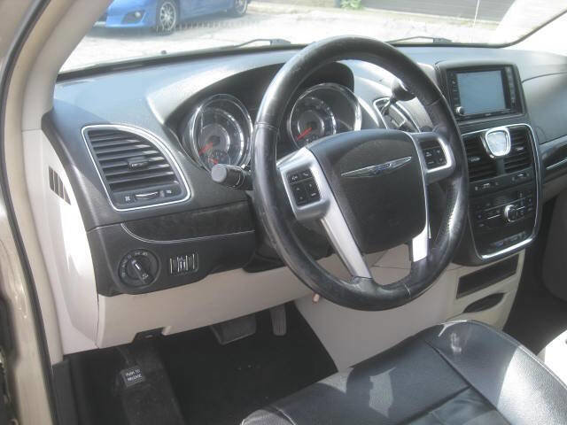 Used 2014 Chrysler Town & Country Touring FWD image 19