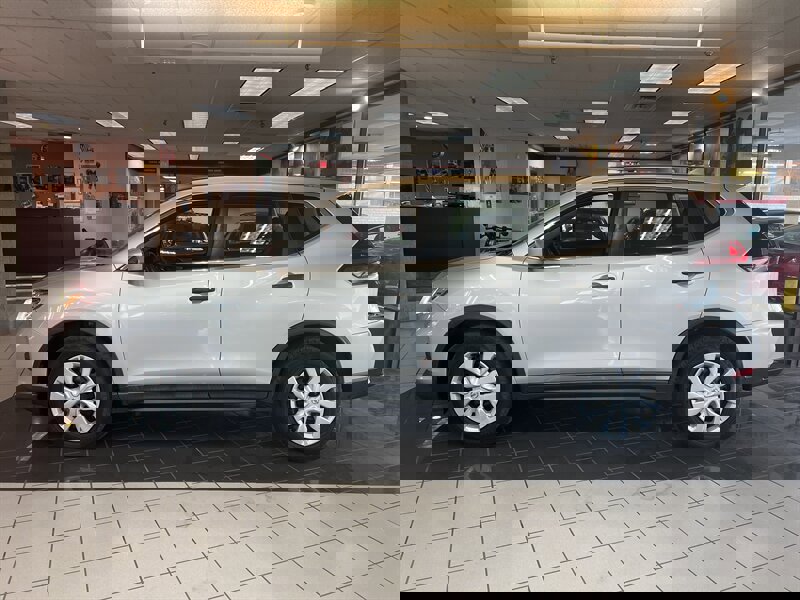 Used 2019 Nissan Rogue S image 2