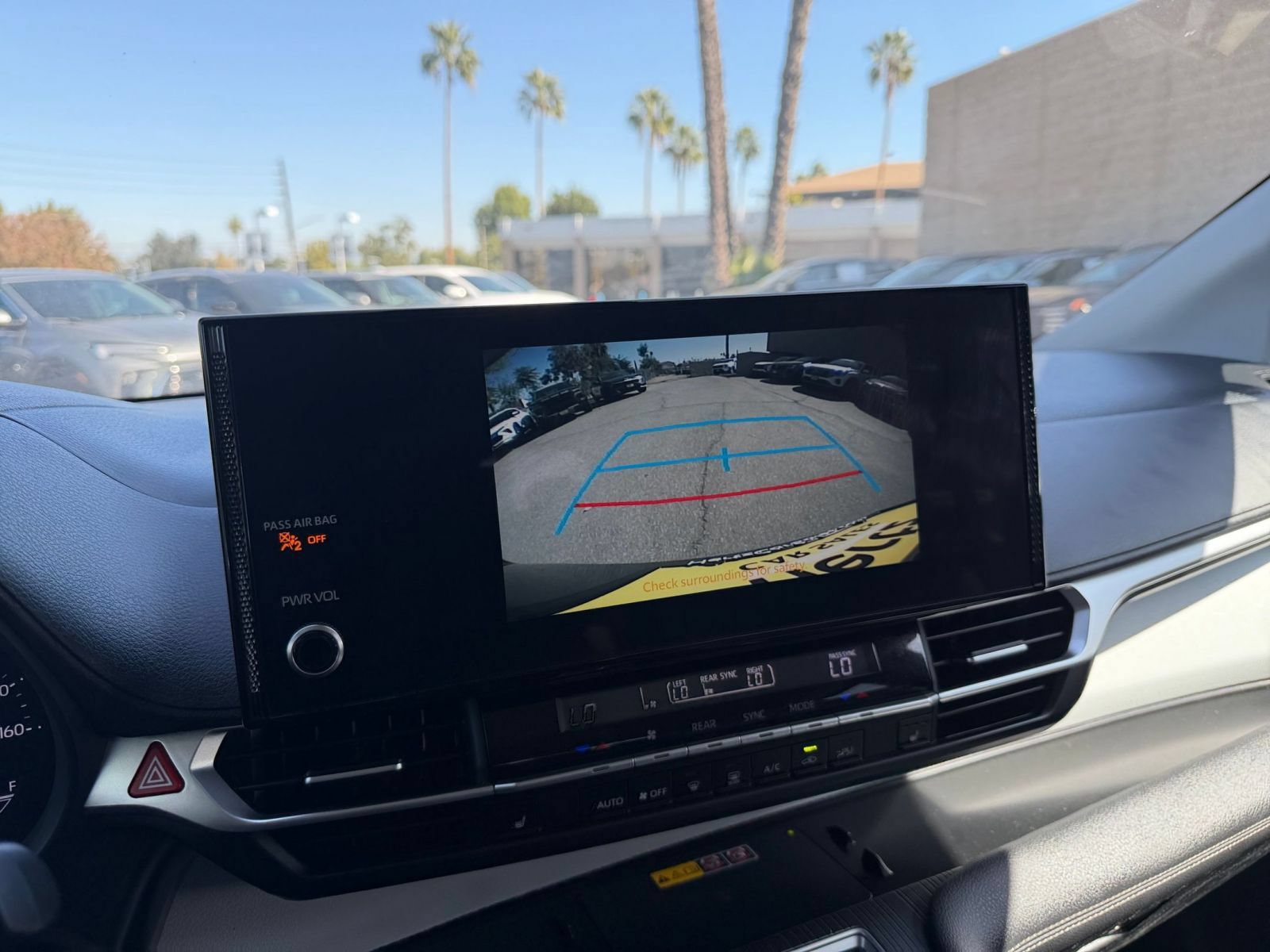 Used 2025 Toyota Sienna XLE FWD image 25