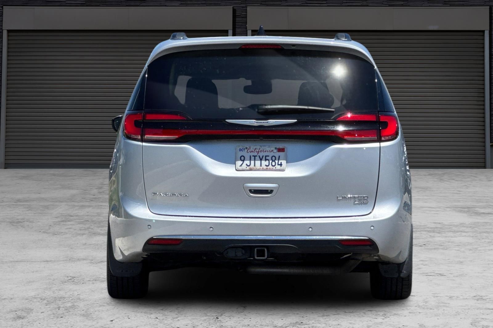 Used 2023 Chrysler Pacifica Limited w/ Uconnect Theater Family Group AWD/4WD image 5
