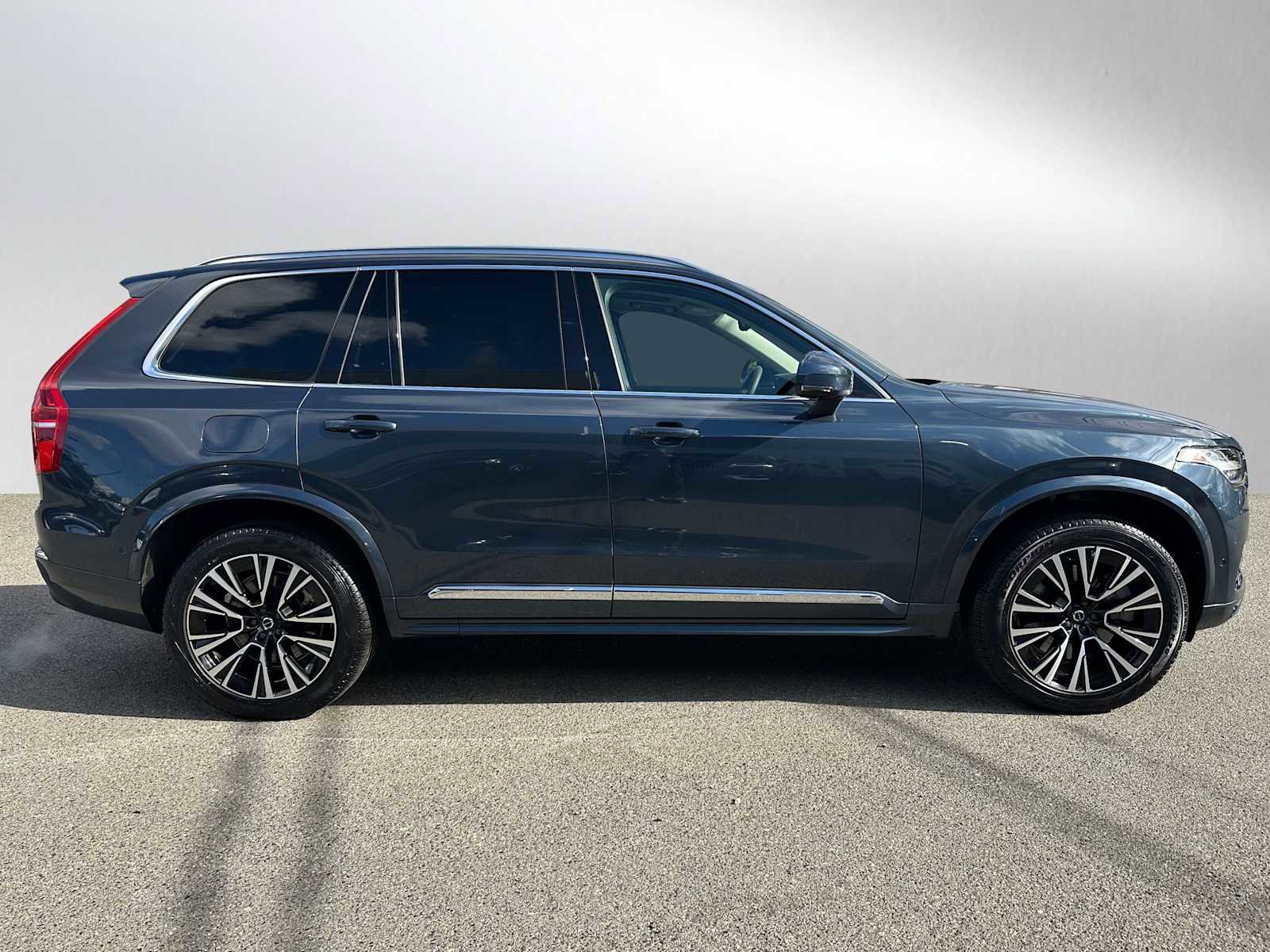 Certified 2023 Volvo XC90 T8 Plus AWD/4WD image 3