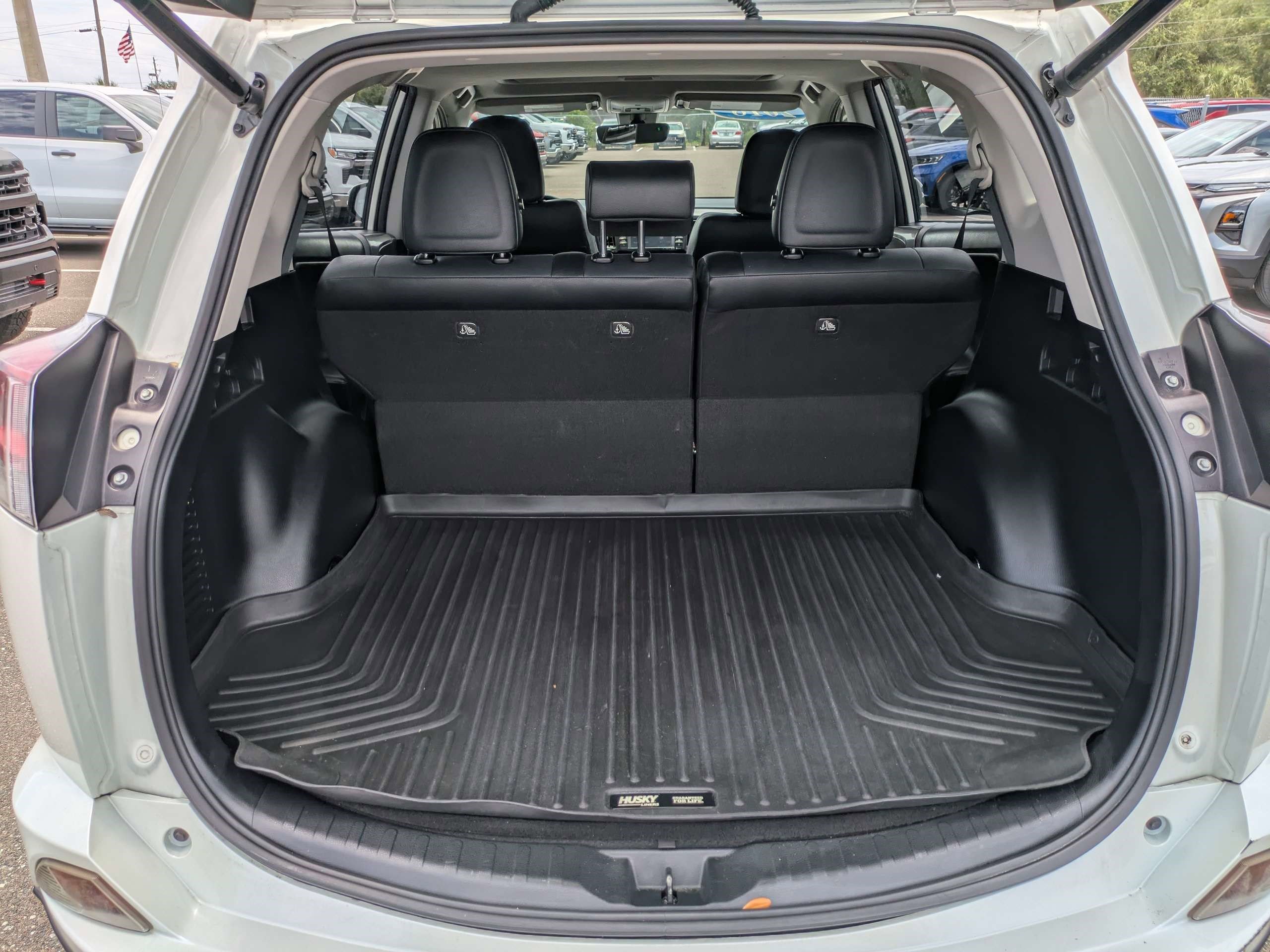 Used 2018 Toyota RAV4 Limited FWD image 12