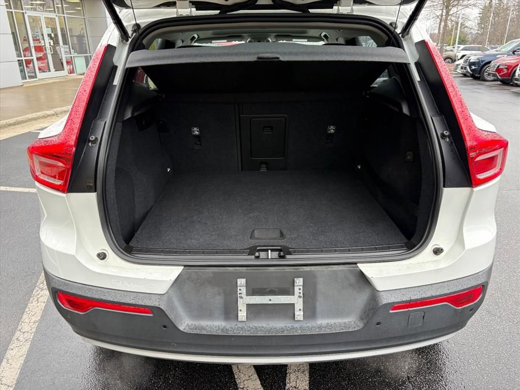 Used 2020 Volvo XC40 T5 Momentum image 24