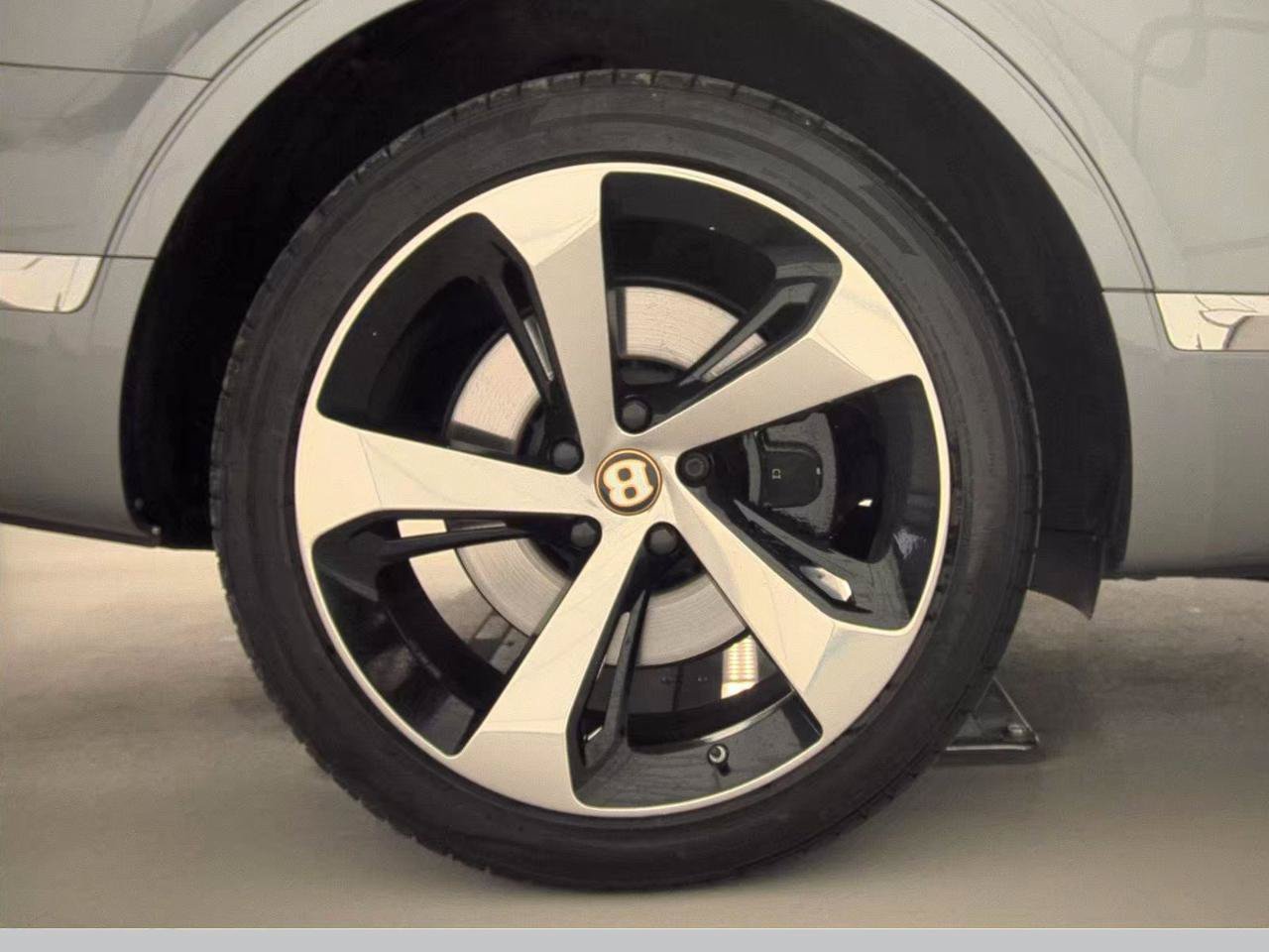 Used 2019 Bentley Bentayga AWD/4WD image 7