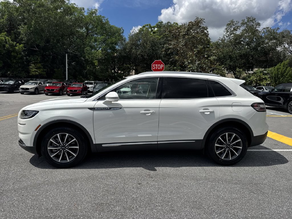 Used 2022 Lincoln Nautilus FWD image 11