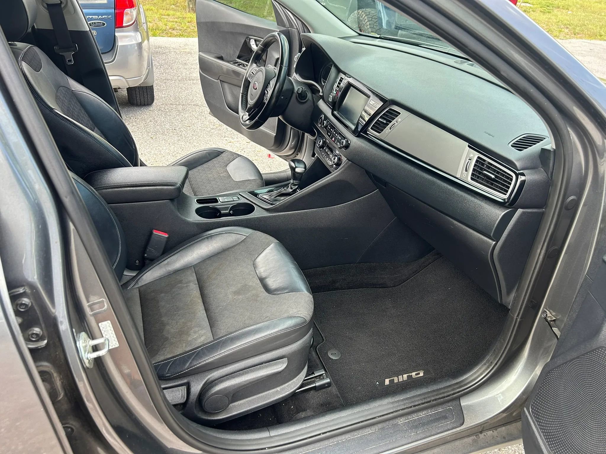 Used 2017 Kia Niro EX FWD image 15