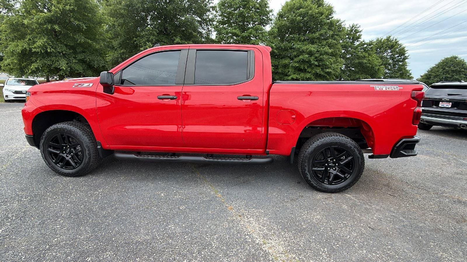 Certified 2022 Chevrolet Silverado 1500 Custom Trail Boss w/ LPO, Dark Essentials Package AWD/4WD image 8