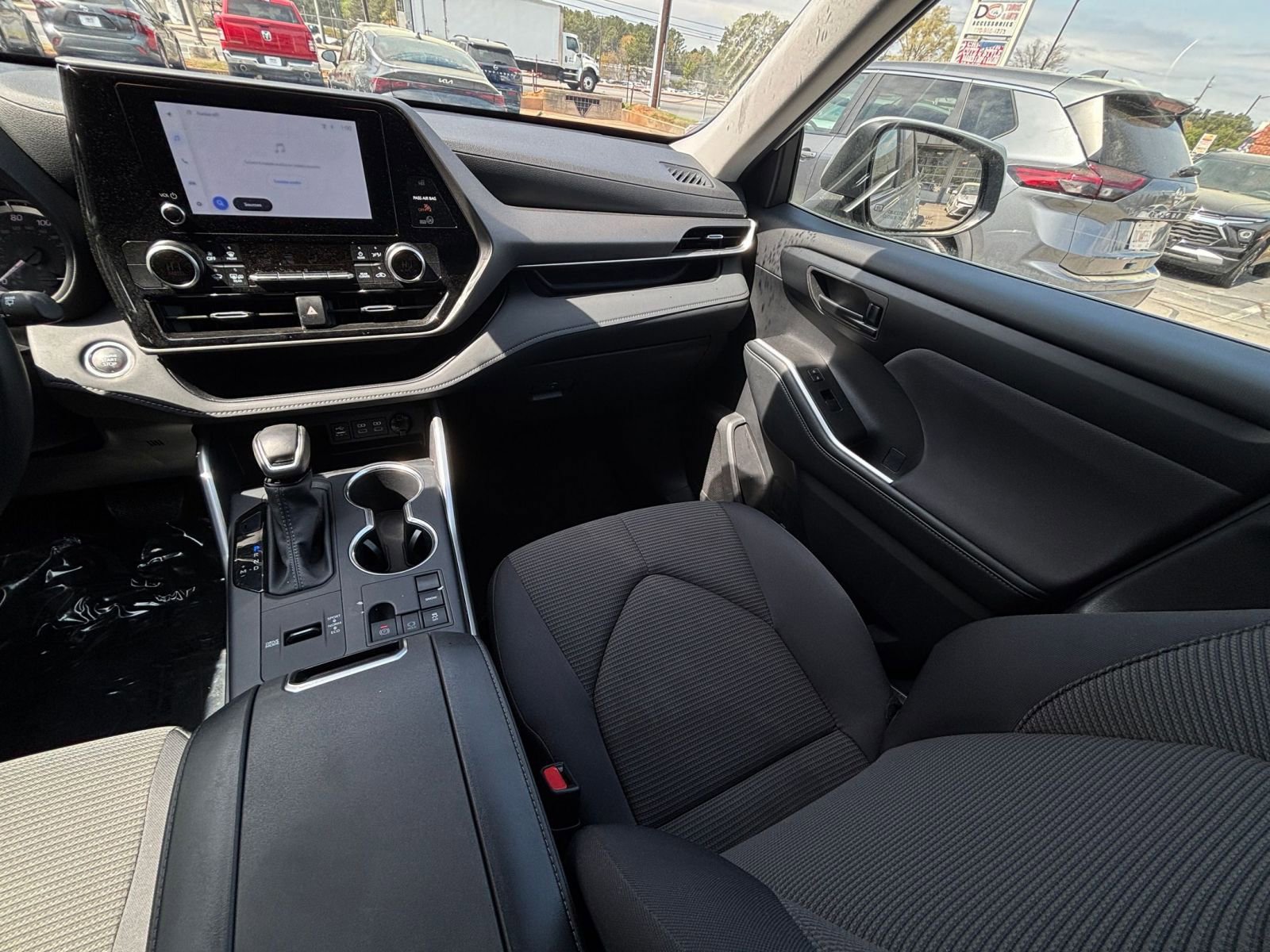 Used 2025 Toyota Highlander LE image 37