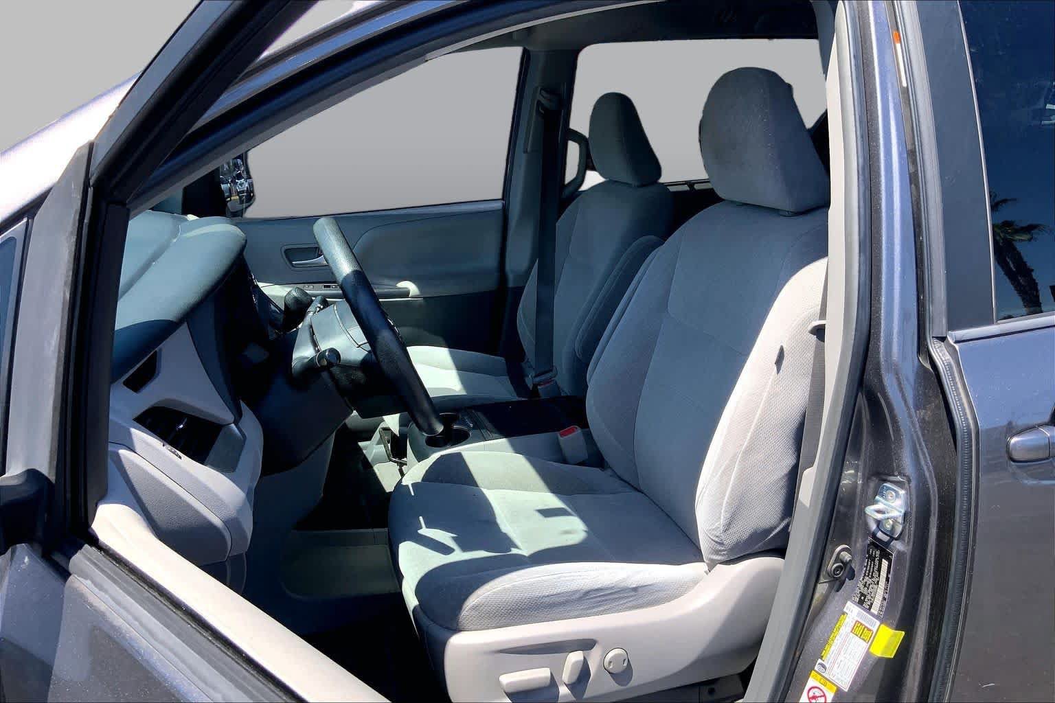 Used 2018 Toyota Sienna LE w/ Carpet Mat Package FWD image 7
