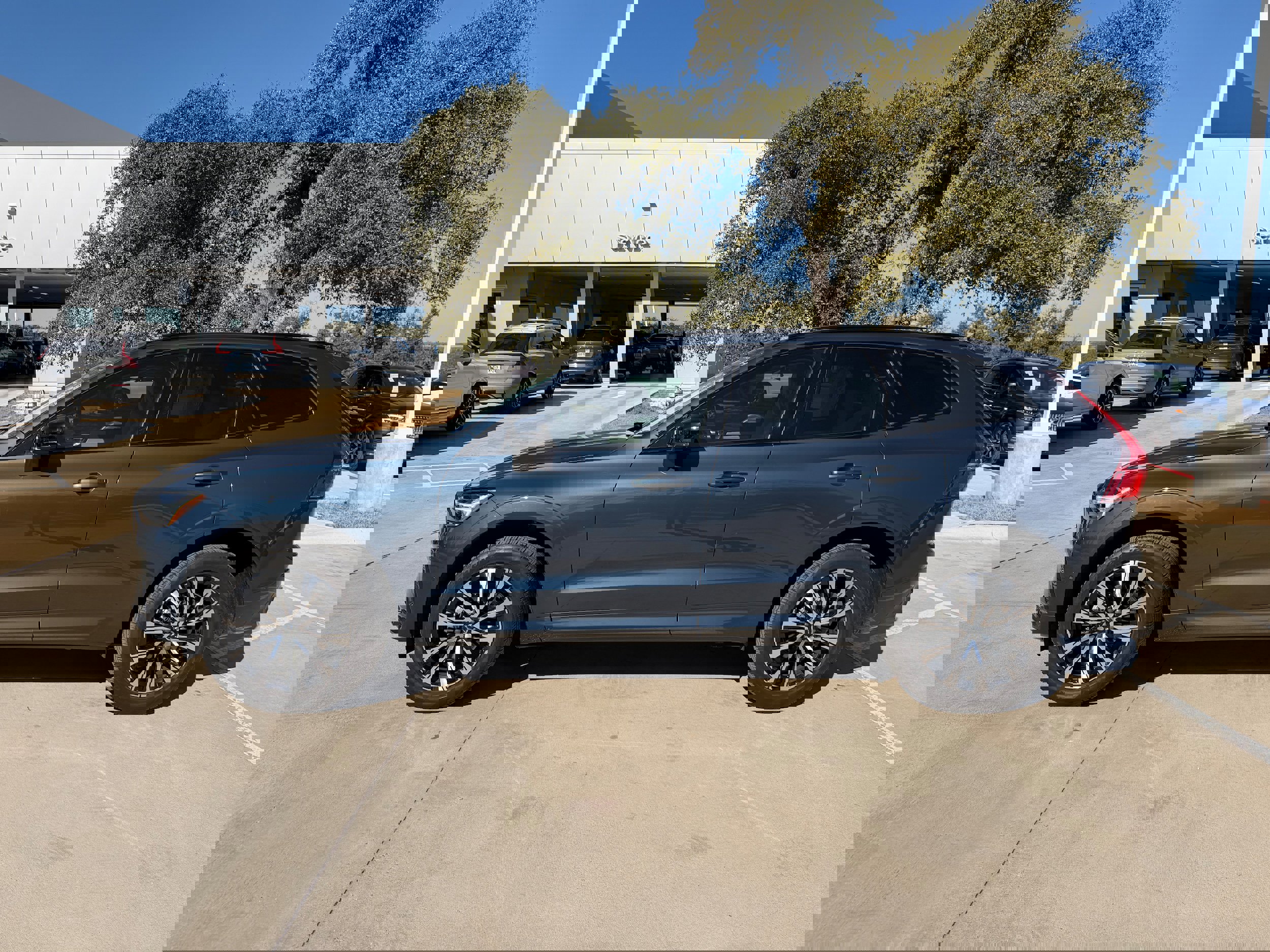 Certified 2024 Volvo XC60 B5 Plus image 3