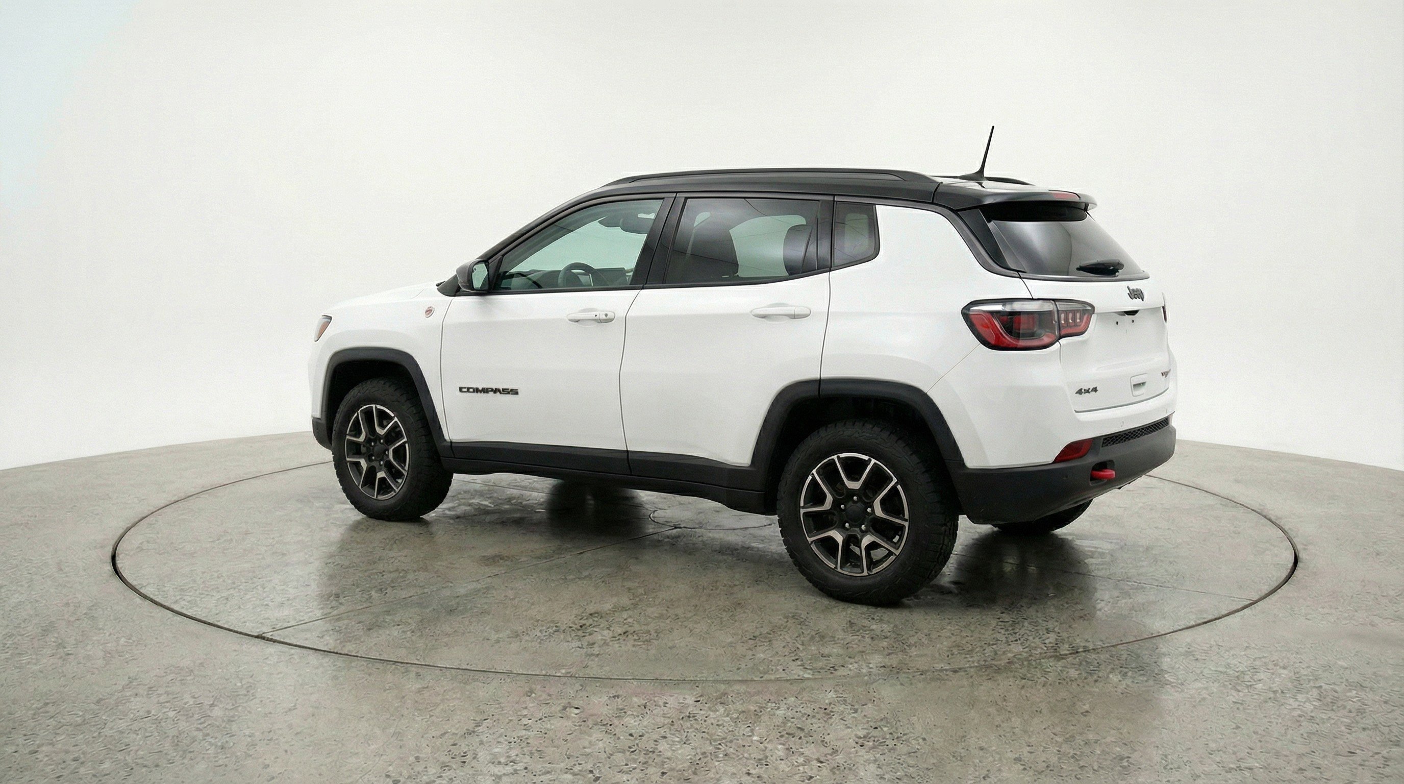 Used 2025 Jeep Compass Trailhawk AWD/4WD image 6