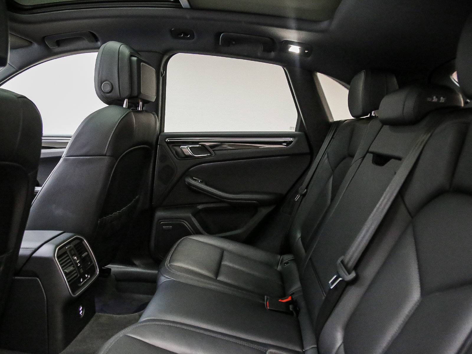 Certified 2026 Porsche Macan AWD/4WD image 23