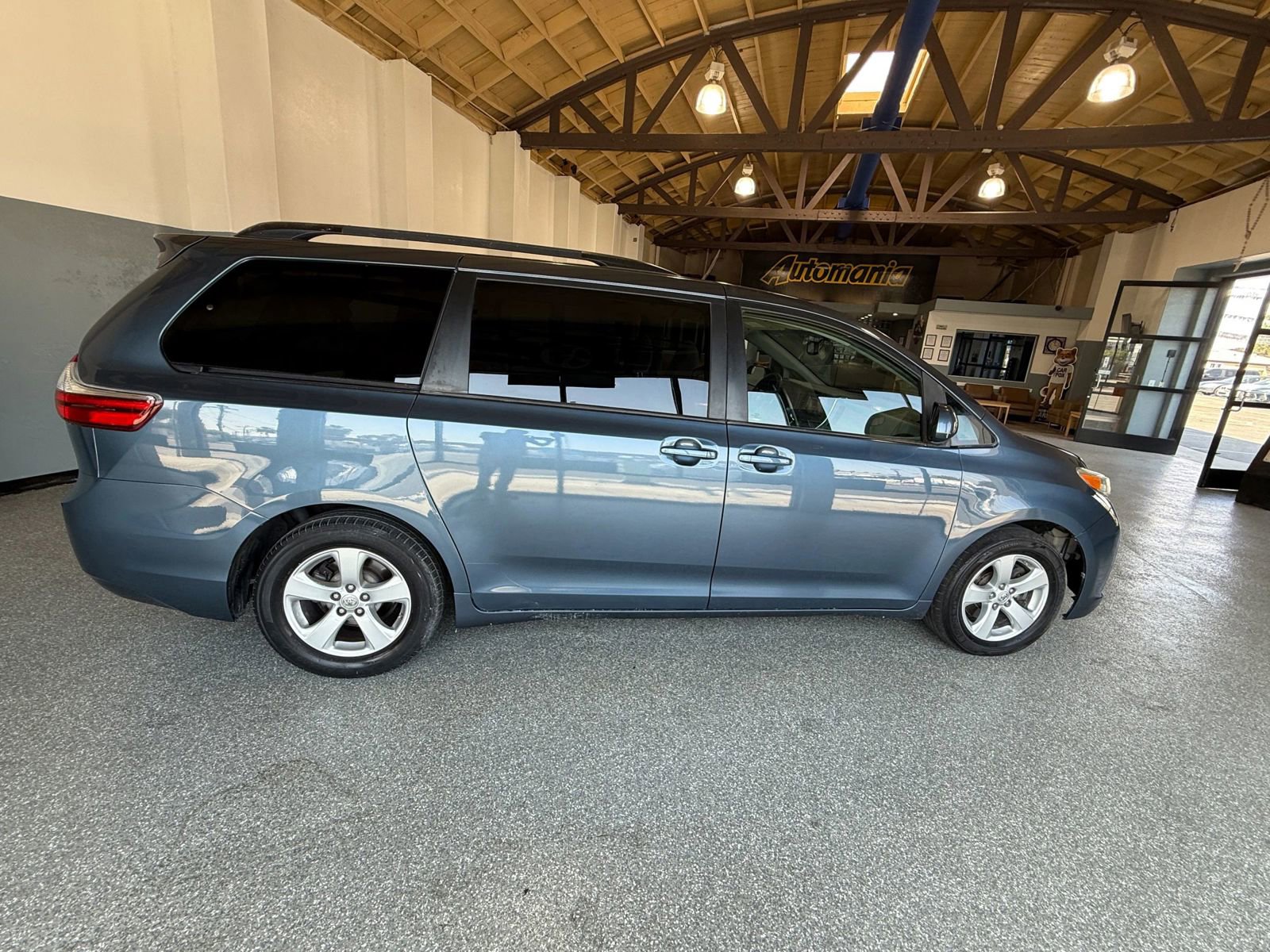 Used 2015 Toyota Sienna LE image 8