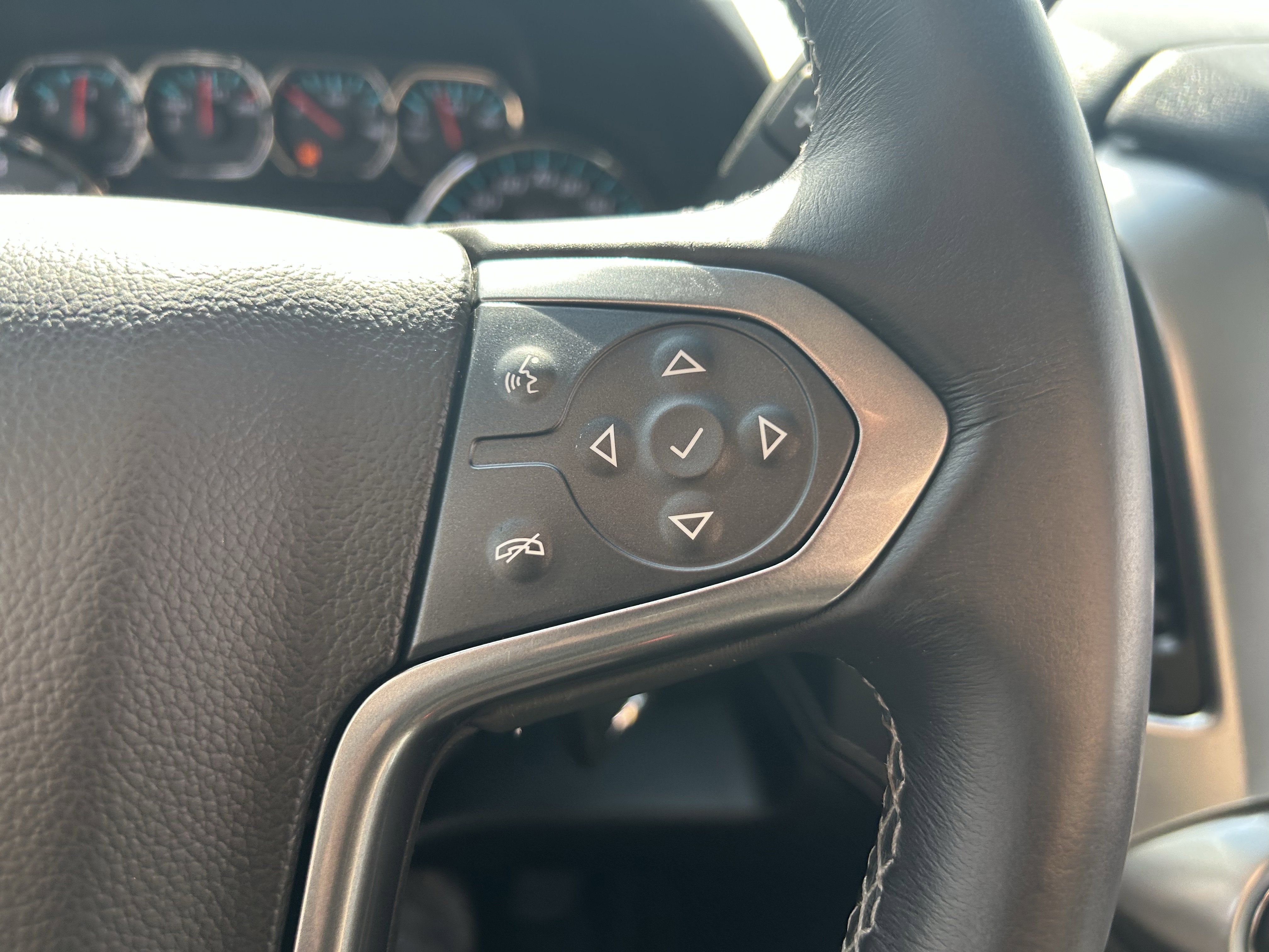 Used 2017 Chevrolet Suburban LT image 16