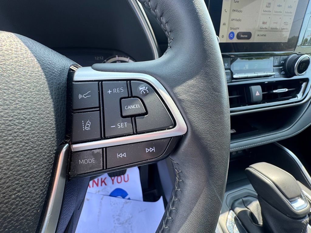 Used 2024 Toyota Highlander XLE AWD/4WD image 17