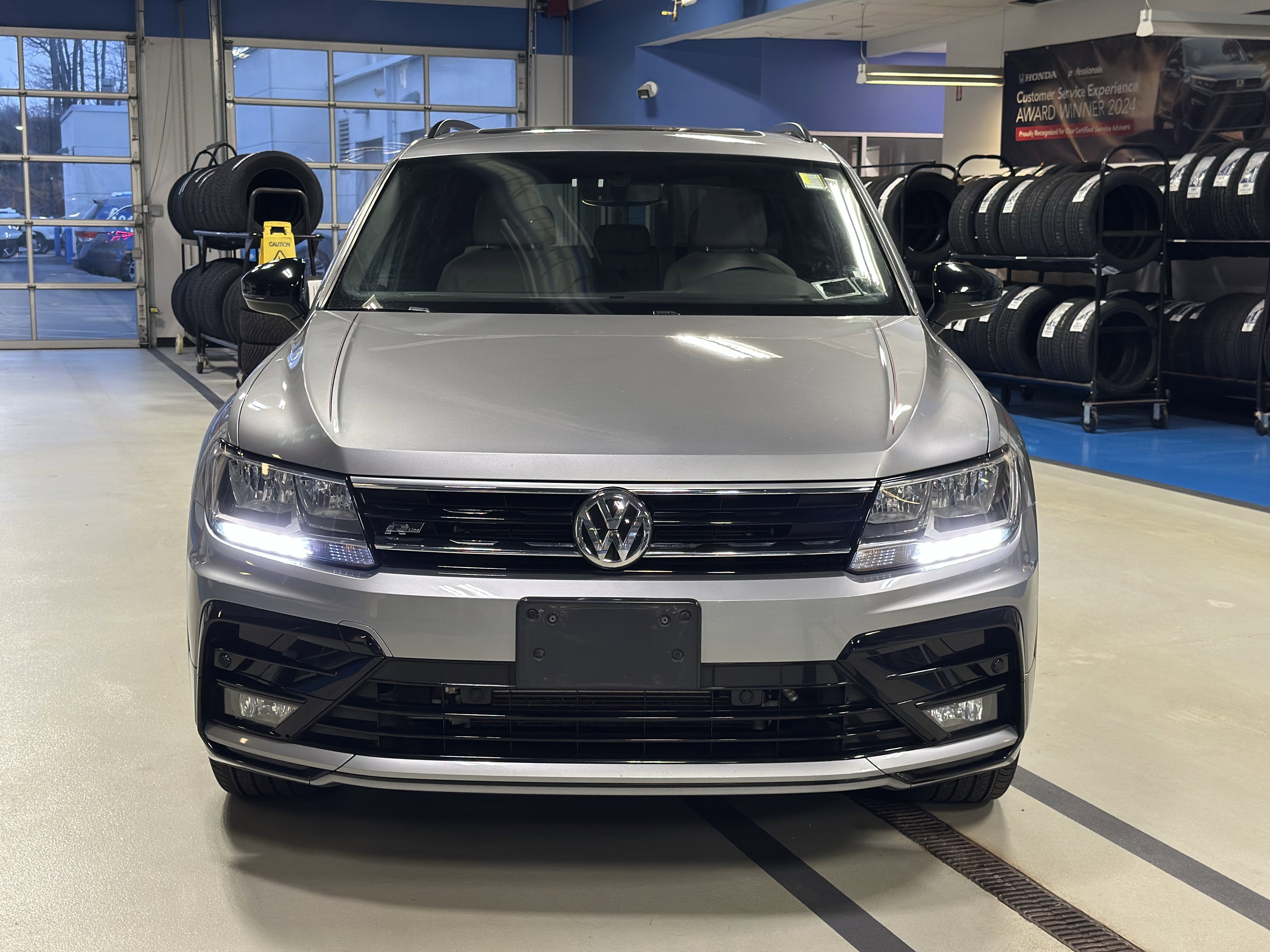 Used 2021 Volkswagen Tiguan SE R-Line image 2