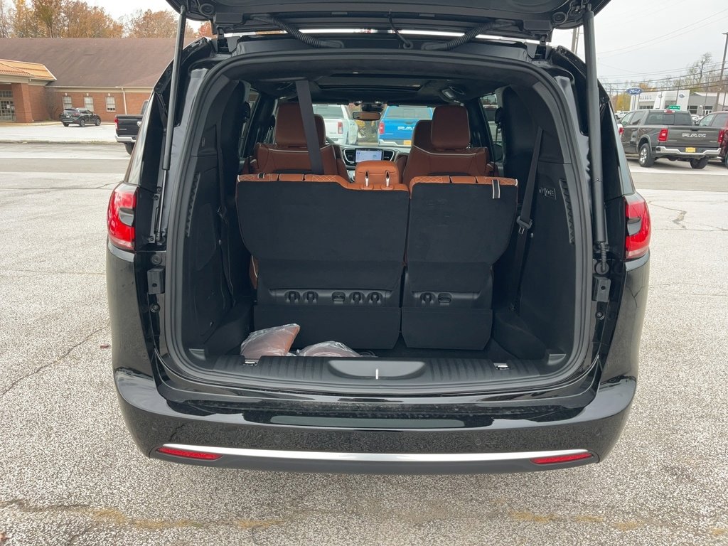 Used 2026 Chrysler Pacifica Pinnacle image 16