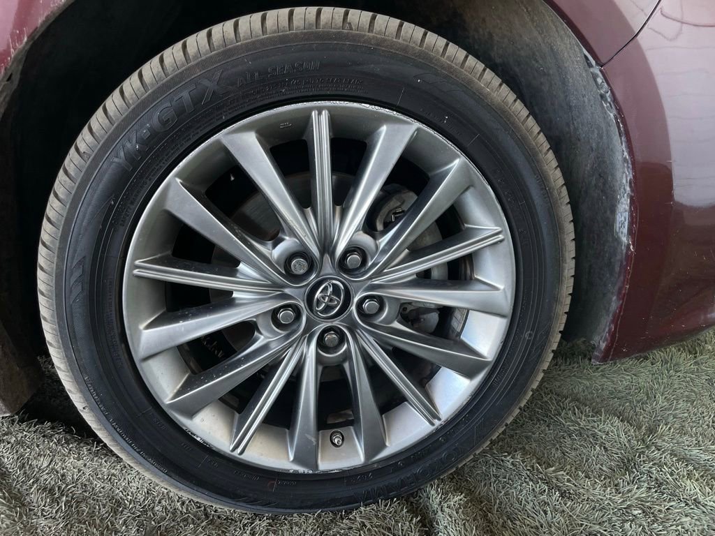 Used 2016 Toyota Avalon Limited image 12