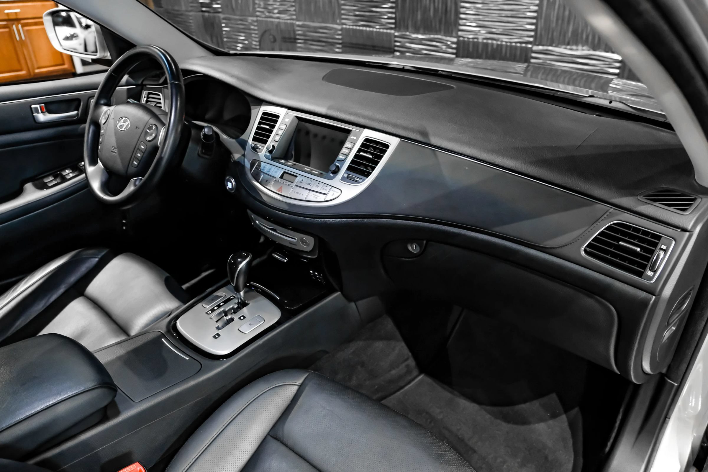 Used 2013 Hyundai Genesis 3.8 w/ Premium Pkg RWD image 11