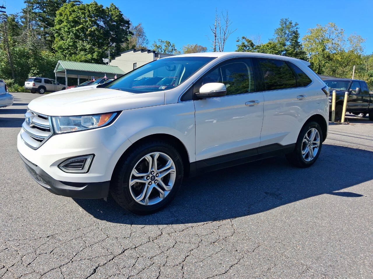 Used 2017 Ford Edge Titanium w/ Technology Package AWD/4WD image 3