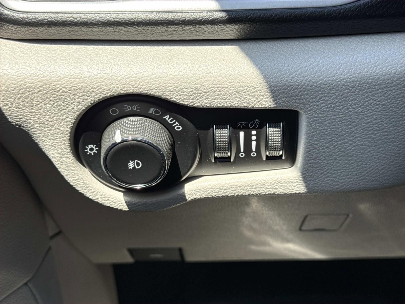 Used 2017 Chrysler Pacifica Touring-L FWD image 19