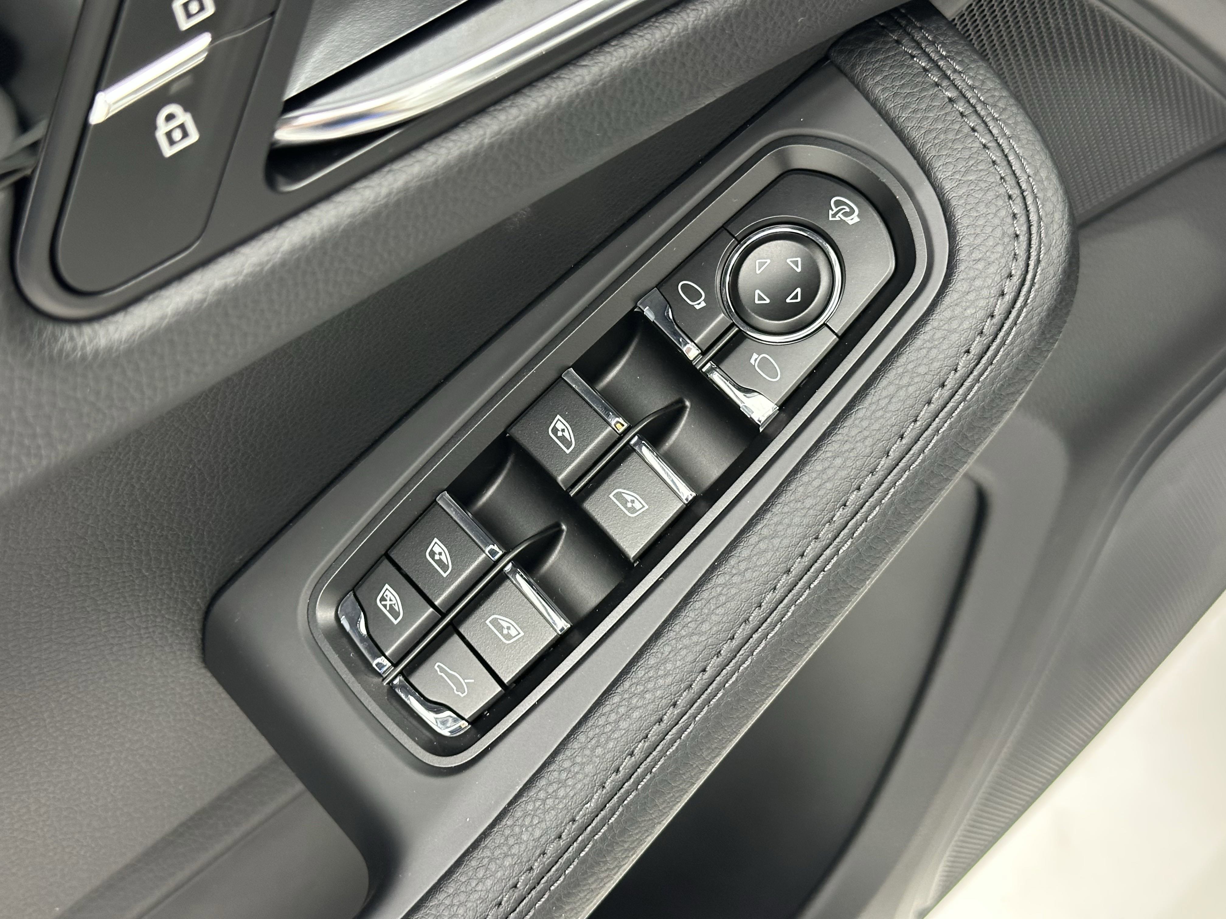 Certified 2025 Porsche Macan image 29