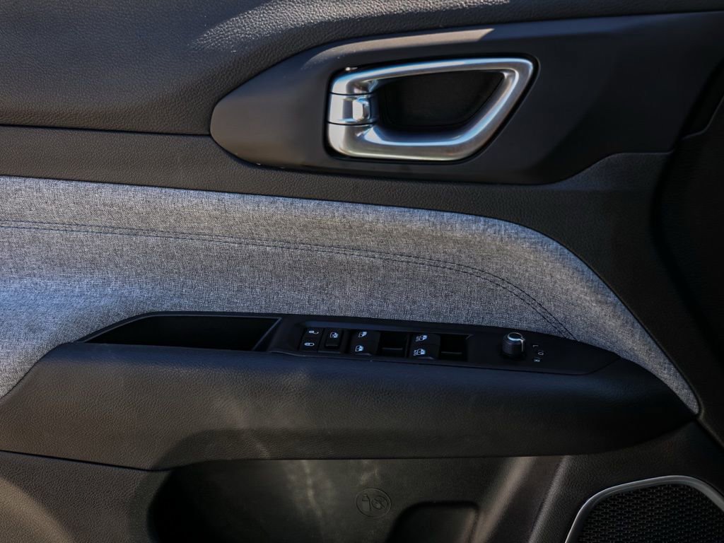 Used 2024 Jeep Compass Latitude image 24