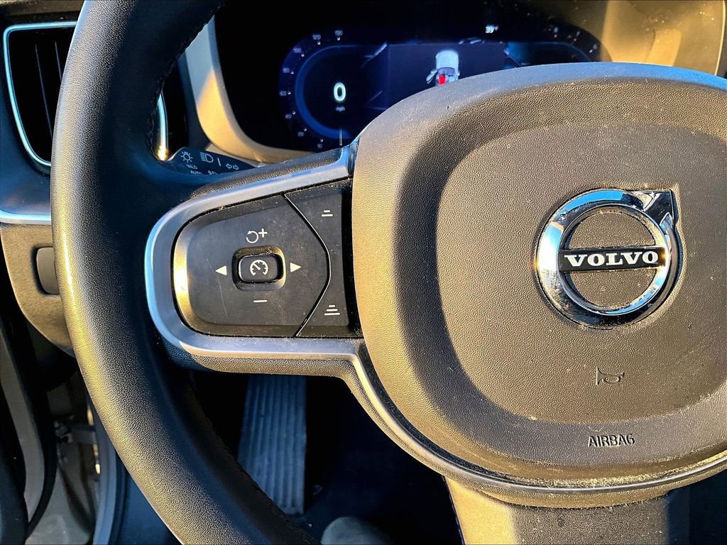 Used 2022 Volvo XC60 B5 Momentum image 14