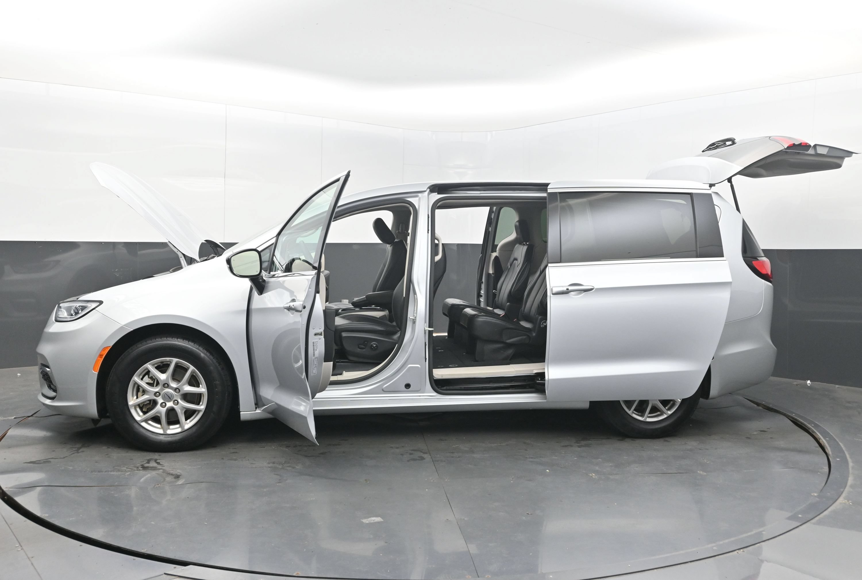 Used 2024 Chrysler Pacifica Touring-L FWD image 39