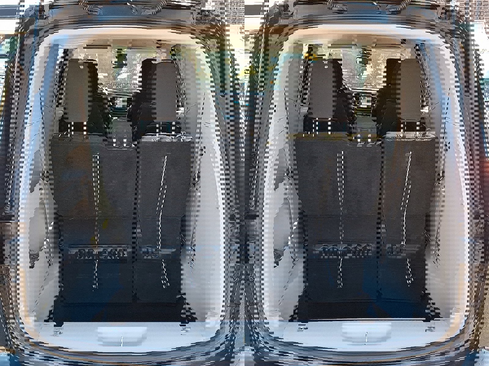 Used 2023 Chrysler Voyager LX image 29