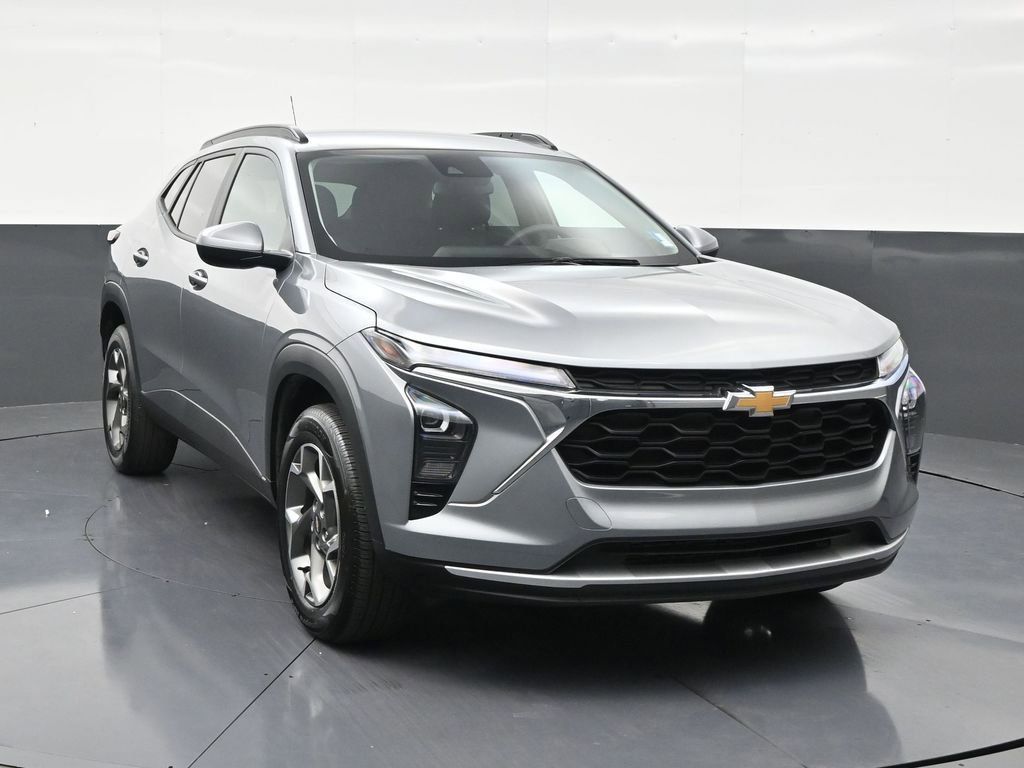 Used 2025 Chevrolet Trax LT FWD image 7