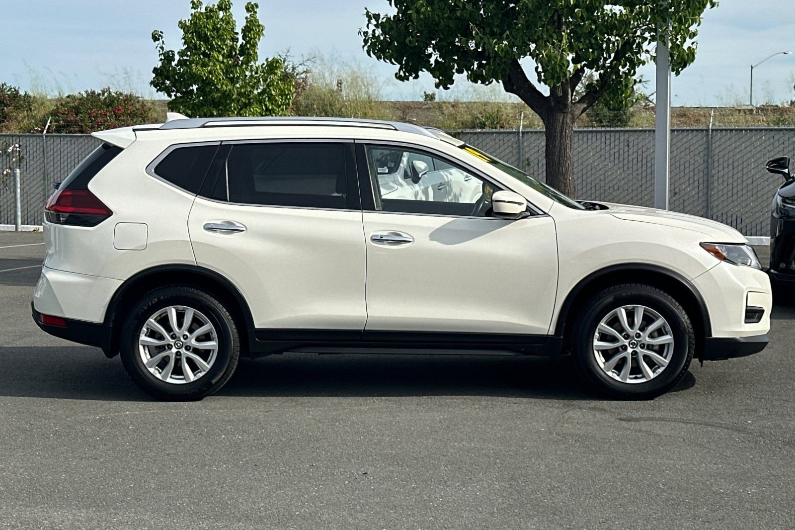 Used 2019 Nissan Rogue SV image 3
