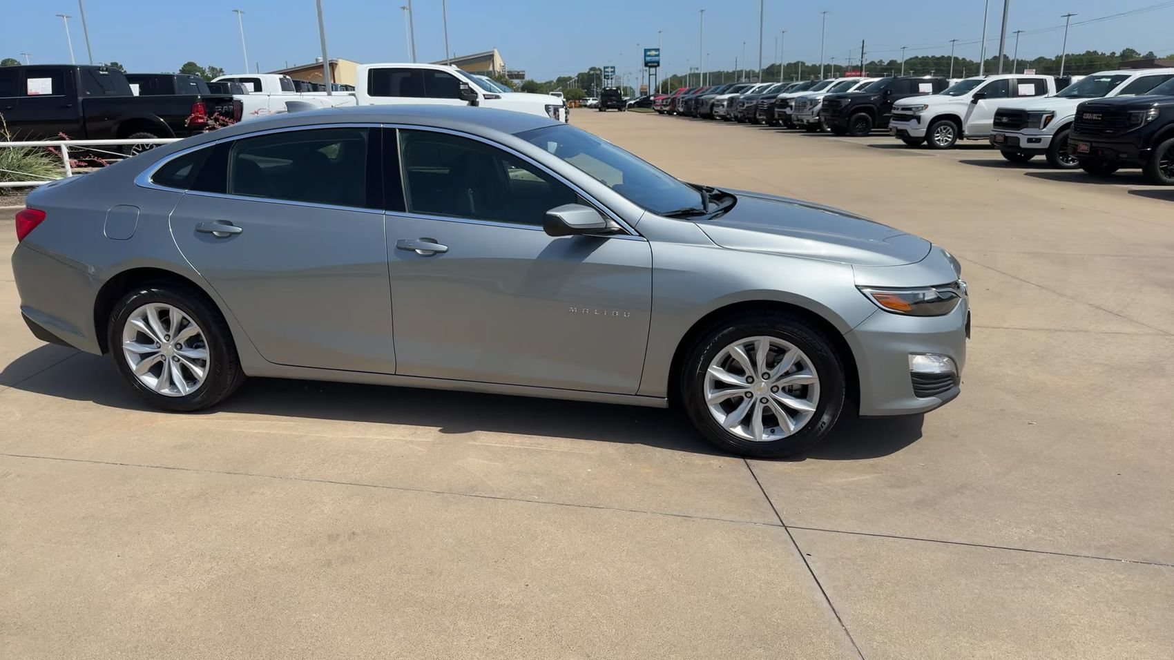 Used 2024 Chevrolet Malibu LT FWD image 2