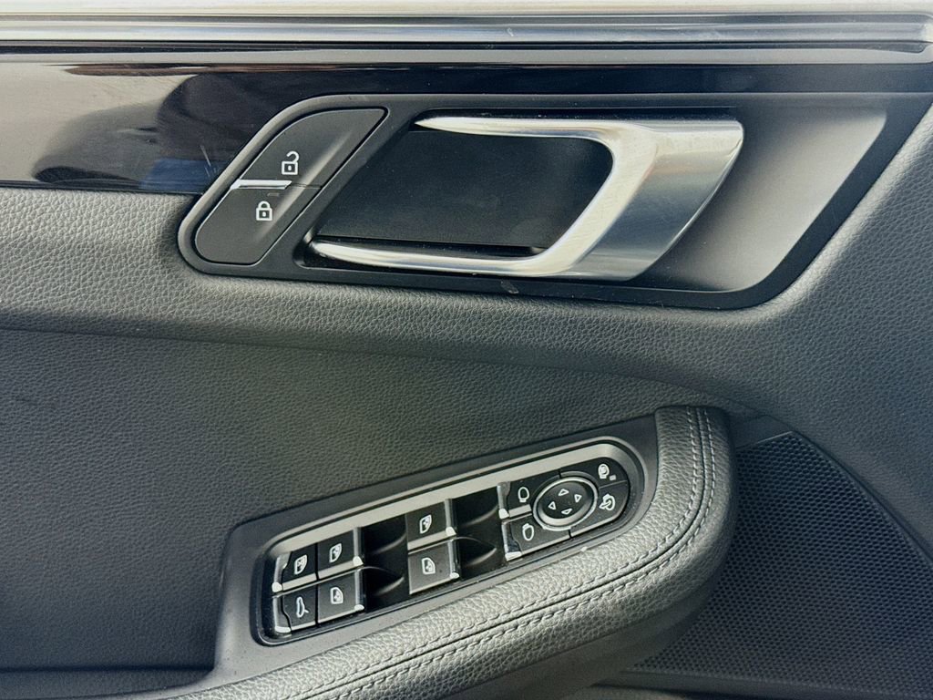 Used 2021 Porsche Macan AWD/4WD image 23