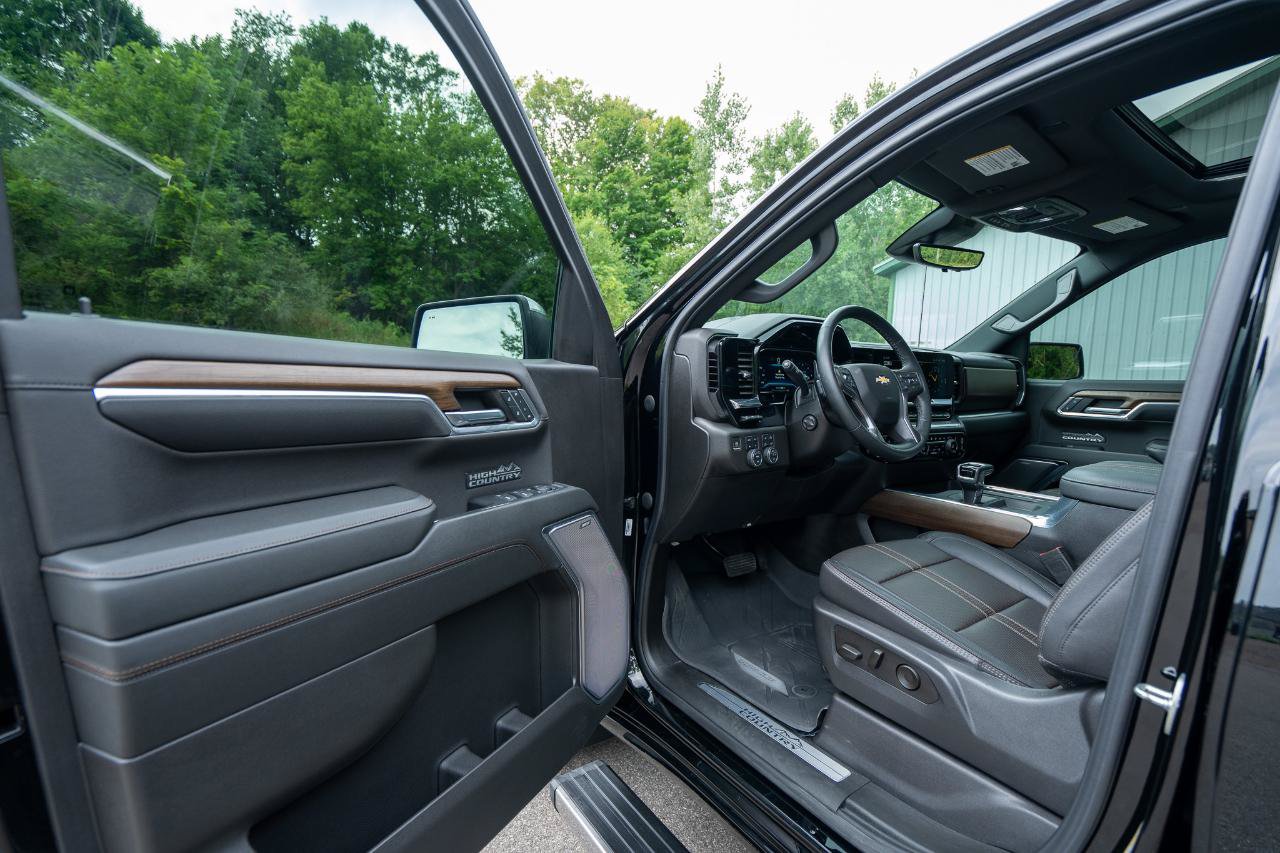 Used 2023 Chevrolet Silverado 1500 High Country w/ High Country Premium Package AWD/4WD image 13