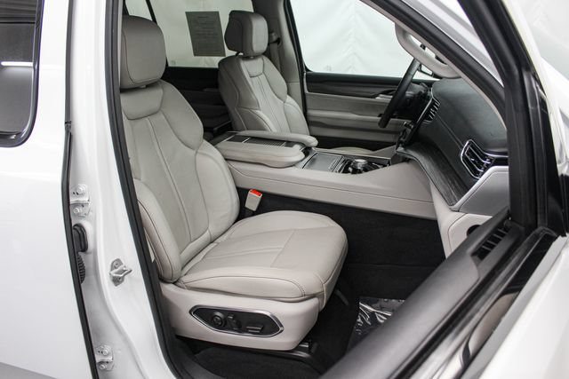 Used 2024 Jeep Wagoneer L Series II RWD image 21