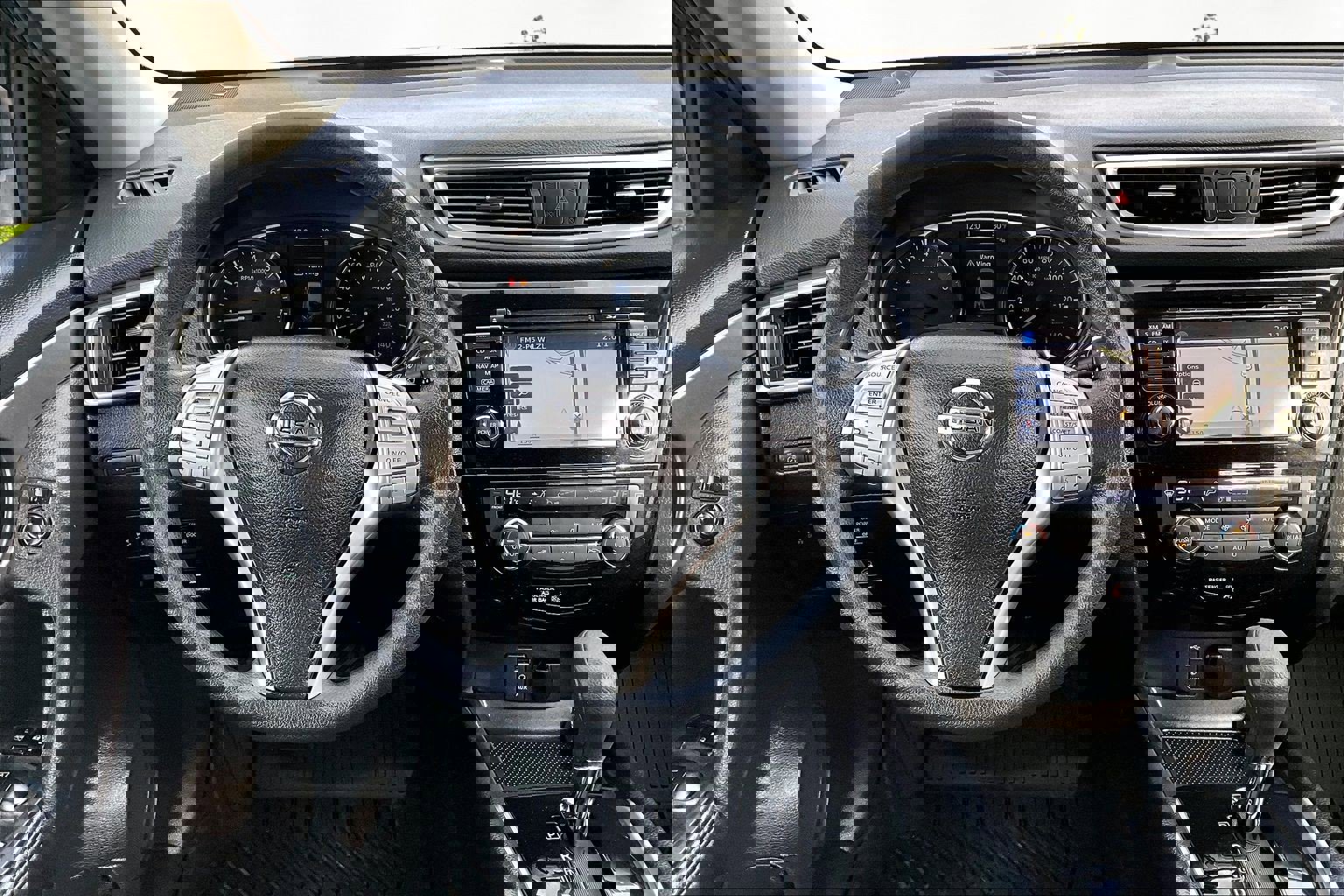 Used 2016 Nissan Rogue SV w/ SV Premium Package image 5