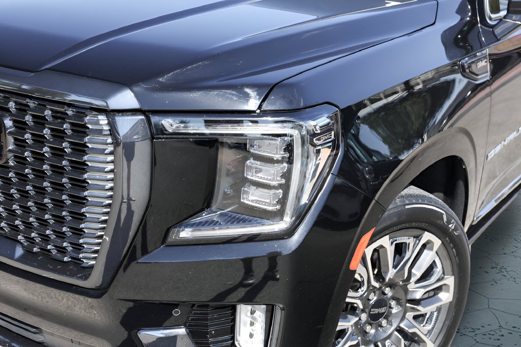 Used 2023 GMC Yukon Denali Ultimate AWD/4WD image 3