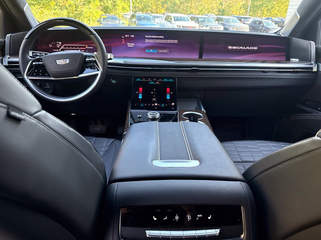 Used 2026 Cadillac Escalade Platinum Sport w/ LPO, Floor Liner Package AWD/4WD image 18