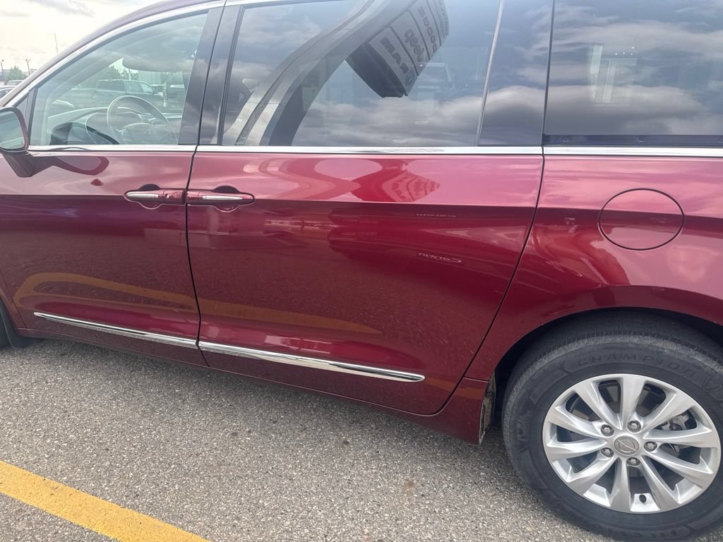 Used 2017 Chrysler Pacifica Touring-L FWD image 6