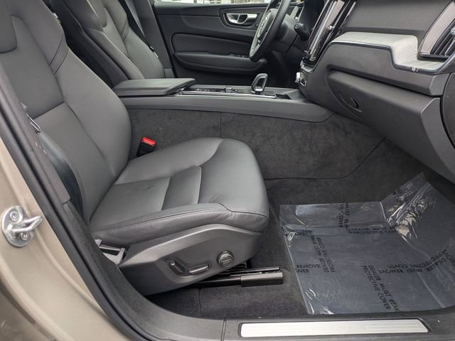 Used 2025 Volvo XC60 B5 Plus image 38