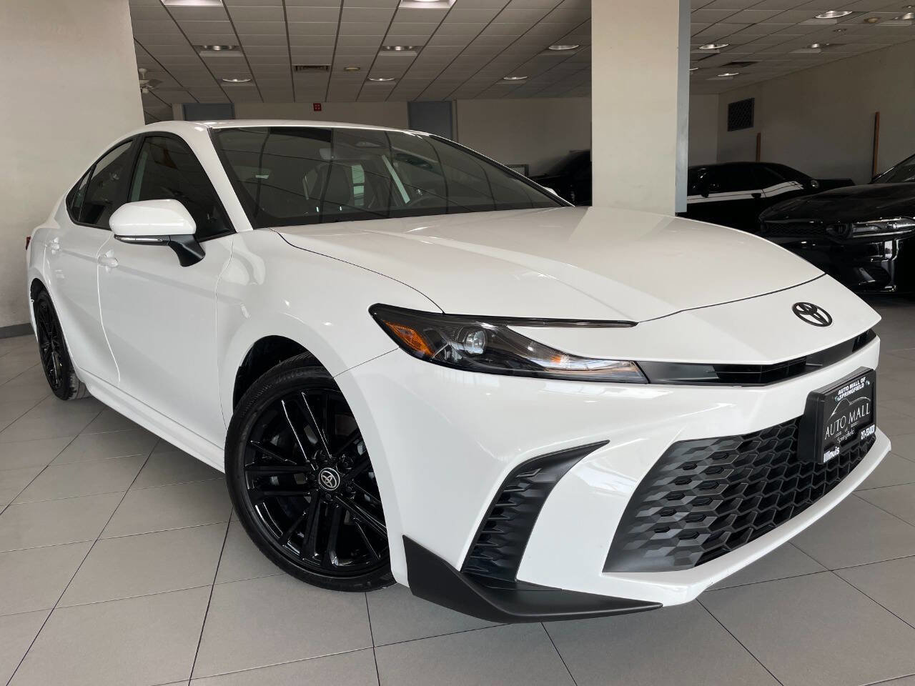 Used 2025 Toyota Camry SE image 1