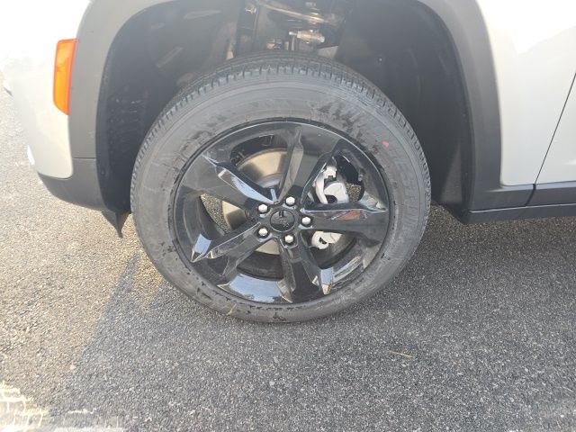 New 2025 Jeep Grand Cherokee Altitude w/ Trailer Tow Package image 8