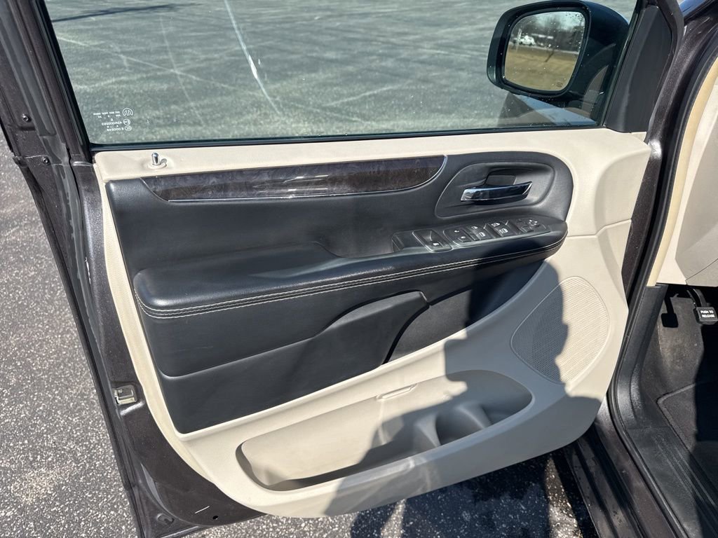 Used 2016 Chrysler Town & Country Touring-L w/ Driver Convenience Group image 12