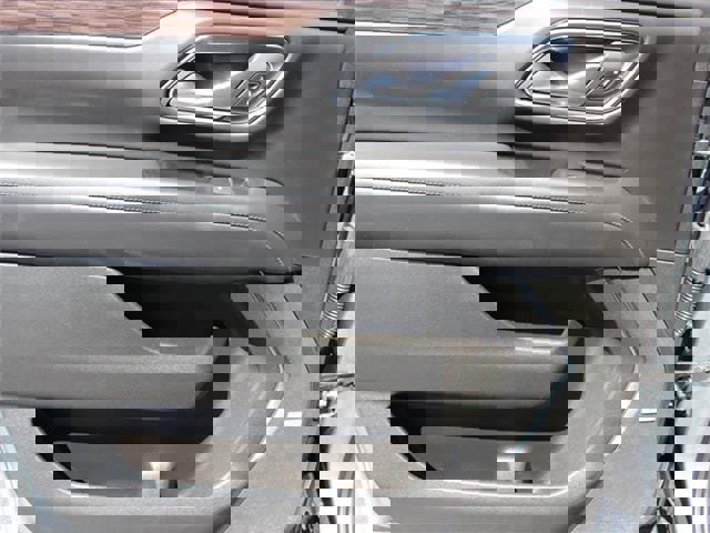 Used 2023 Chevrolet Suburban Z71 image 37