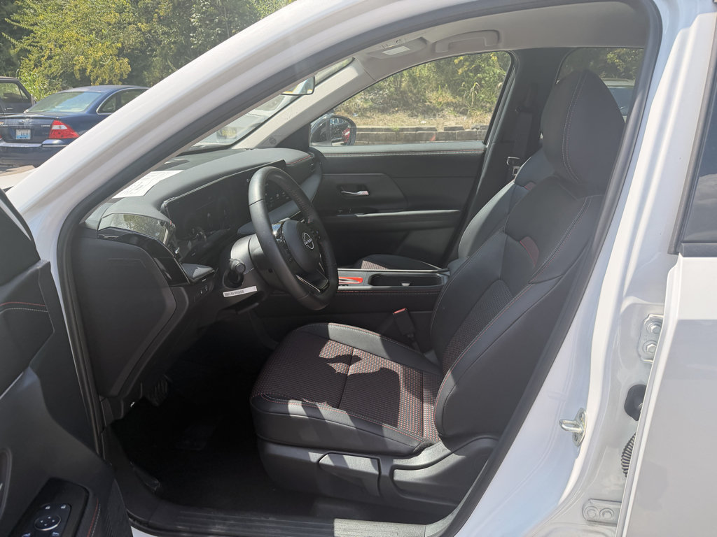 Used 2026 Nissan Kicks SR FWD image 6
